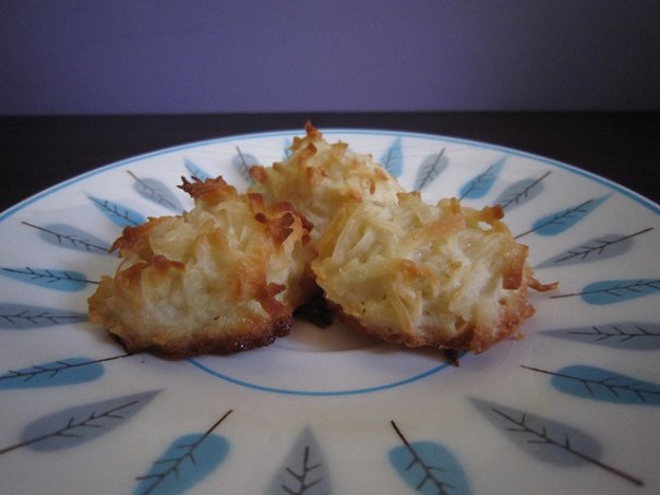 Cookies on vintage plate