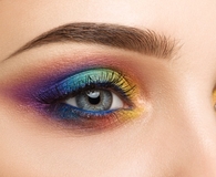 Woman using best eye shadow palette